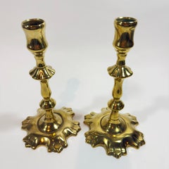 Maravilloso par del siglo XVIII. Candelabros de estilo Queen Anne de latón inglés con base de seis lóbulos