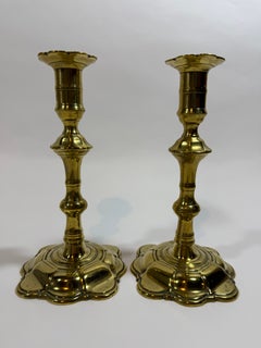 Precioso par de candelabros ingleses de latón del estilo Reina Ana, del siglo XVIII, con base festoneada