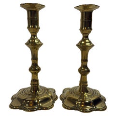 Precioso par de candelabros ingleses de latón del estilo Reina Ana, del siglo XVIII, con base festoneada