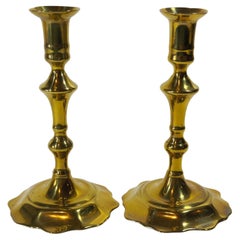 Coppia di candelieri inglesi del XVIII secolo in ottone con base a petali in stile Queen Anne