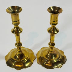 Coppia di candelieri inglesi del XVIII secolo in ottone con base a petali in stile Queen Anne