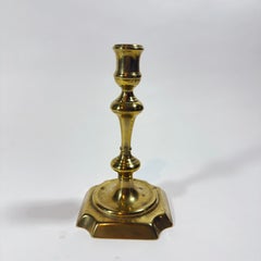 Candelabro inglese in ottone del XVIII secolo, stile Regina Anna, singolo