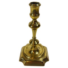 Candelabro inglese in ottone del XVIII secolo, stile Regina Anna, singolo
