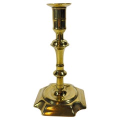 Candelabro inglese in ottone del XVIII secolo, stile Regina Anna, singolo