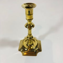 Candelabro inglese in ottone del XVIII secolo, stile Regina Anna, singolo
