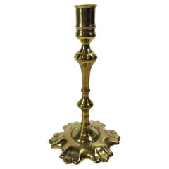 Bellissimo candeliere inglese in ottone dello stile Queen Anne del XVIII secolo, alto e singolo