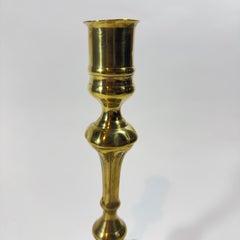 Bellissimo candeliere inglese in ottone dello stile Queen Anne del XVIII secolo, alto e singolo