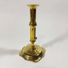 Candelabro inglese del XVIII secolo in ottone, stile Queen Anne, con base smerlata