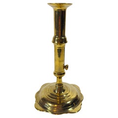 Candelabro inglese del XVIII secolo in ottone, stile Queen Anne, con base smerlata