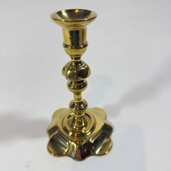 Candelabro singolo in ottone in stile Queen Anne del XVIII secolo