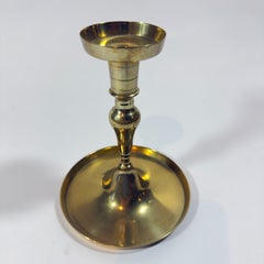 Candelabro alemán del siglo XIX con base de platillo, de latón, de una sola pieza