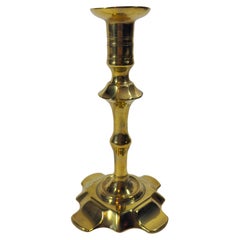 Candelabro inglés del siglo XVIII, estilo Reina Ana, con base de pétalos de latón (pieza única)