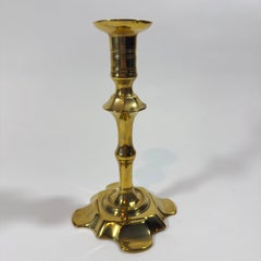 Candelabro inglés del siglo XVIII, estilo Reina Ana, con base de pétalos de latón (pieza única)