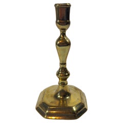 Candelabro francés de plata del siglo XVIII con base de latón