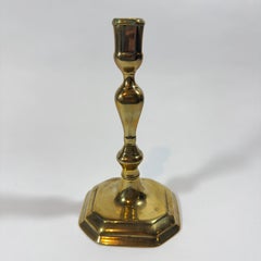 Candelabro francés de plata del siglo XVIII con base de latón