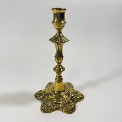 Splendido candeliere inglese del XVIII secolo in argento, con base a conchiglia in ottone, firmato