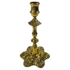 Splendido candeliere inglese del XVIII secolo in argento, con base a conchiglia in ottone, firmato