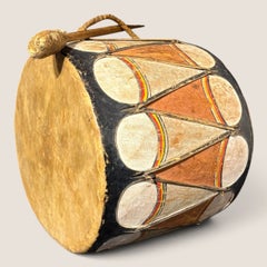 Tamburo in pelle grezza dipinto a policromia del Cochiti Pueblo con bacchetta originale