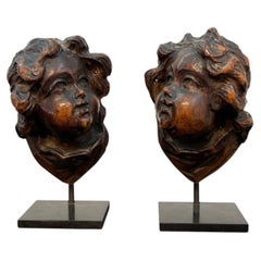 Coppia di cherubini antichi in legno intagliato