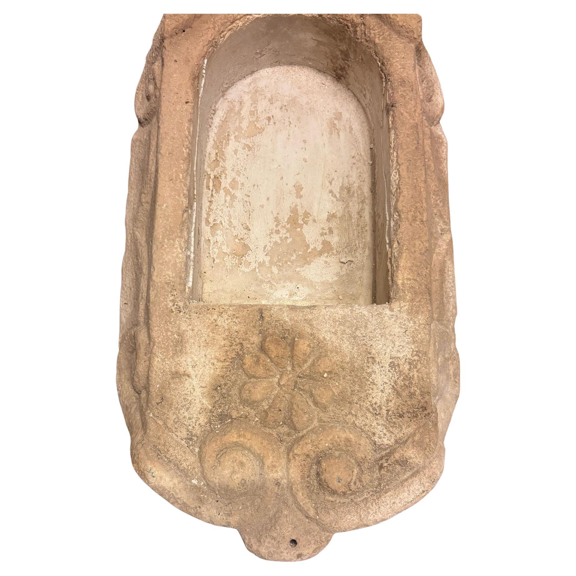 Portaestatuas antiguo, nicho de pared en piedra tallada y decorado con rizos típicos de la época, procedente de Italia y original del siglo XVIII. Tamaño máximo cm An 45 x Al 82 x Pr 18