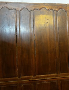 Revestimiento de madera de nogal con puerta integrada