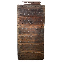 Puerta exterior de nogal con aldaba original y clavos, del siglo XVIII