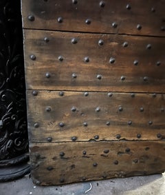 Puerta exterior de nogal con aldaba original y clavos, del siglo XVIII
