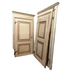 Cinco puertas interiores lacadas, del siglo XVIII.