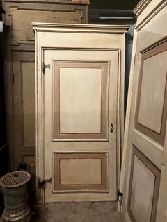Cinco puertas interiores lacadas, del siglo XVIII.