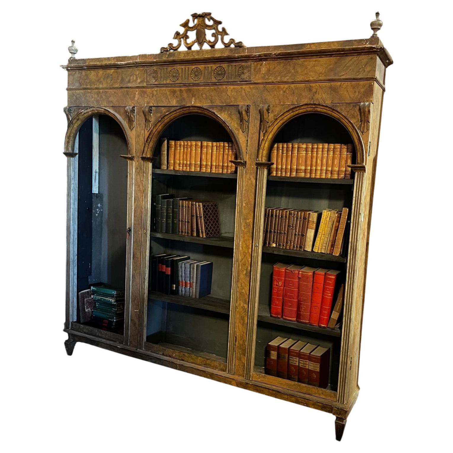 Lackiertes Bücherregal im neoklassizistischen Stil. im Angebot