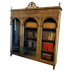 Bibliothèque laquée de style néoclassique.