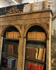 Bibliothèque laquée de style néoclassique.