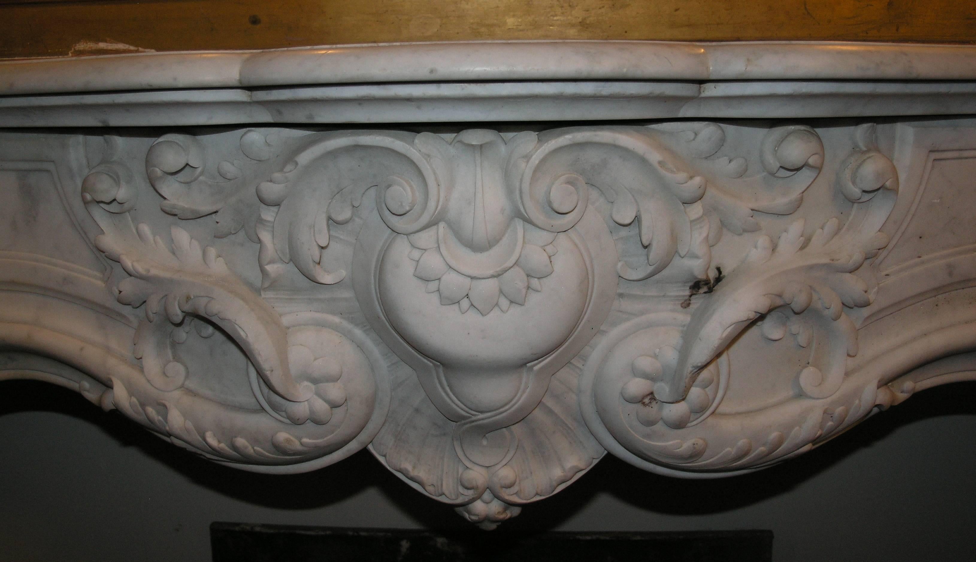 Antique Rocaille Marble Fireplace In Good Condition In Cuneo, Italy (CN)