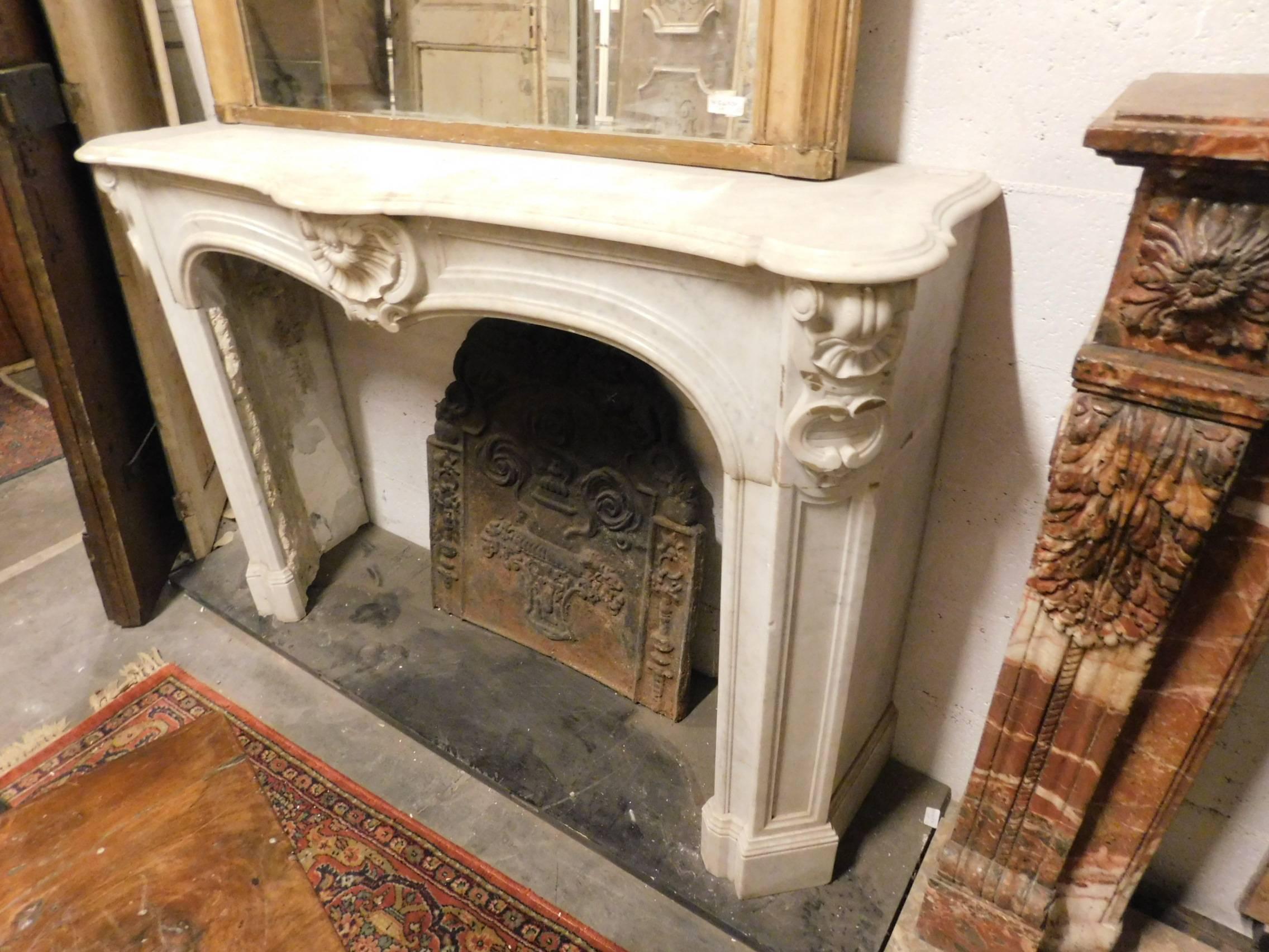 Antique Fireplace Mantel Made of Carrara's Marble In Good Condition In Cuneo, Italy (CN)