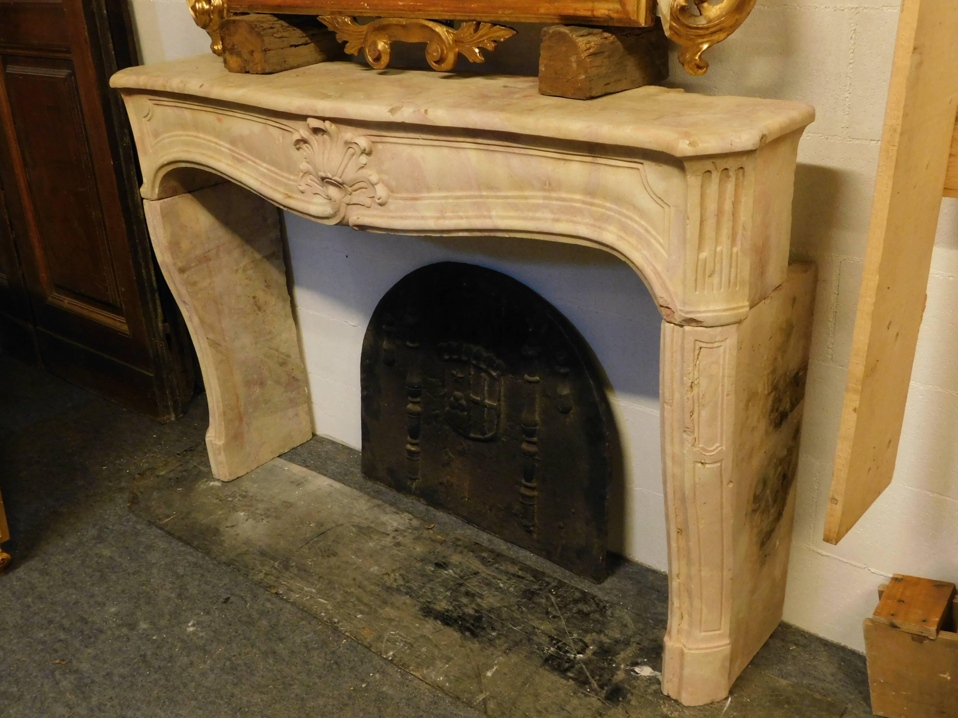 18th Century Borgogna’s Stone Fireplace Mantel In Good Condition In Cuneo, Italy (CN)