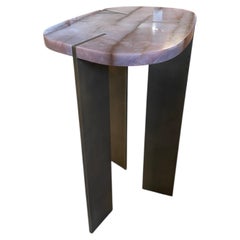 Sculptural coffee table in flamingo marble and brass-finished metal