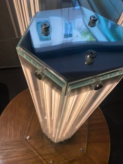 Lampada da tavolo disegnata dallo studio Forma Fantasma per Flos.
