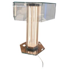 Lampada da tavolo disegnata dallo studio Forma Fantasma per Flos.