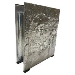 Skulpturale Vase aus Metallguss