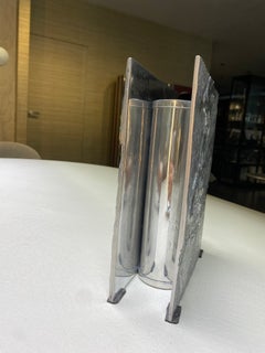 Skulpturale Vase aus Metallguss