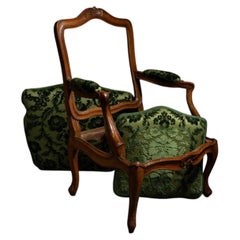 Paris, époque Louis XV - fauteuil à châssis en bois naturel et velours ciselé