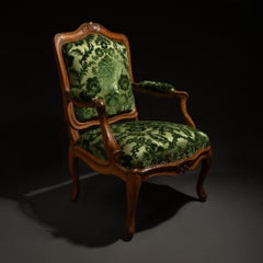 Paris, époque Louis XV - fauteuil à châssis en bois naturel et velours ciselé