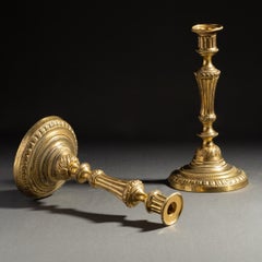 Paris, époque Transition - paire de grands flambeaux en bronze doré au mercure