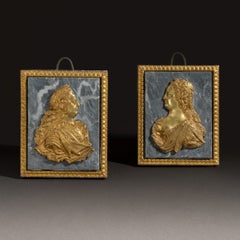Louis XIV et Marie Thérèse - paire de portraits de profil - bronze doré et marbr