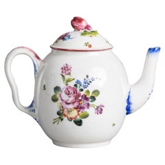 Mennecy, vers 1750 - petite théière calabre en porcelaine tendre