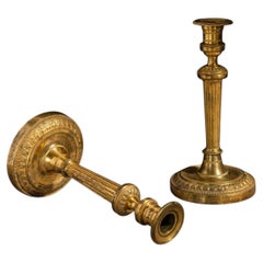 Paris, um 1790–1800 – Paar große Kerzenhalter, Fackeln aus vergoldetem Bronze – Galle