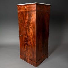 Paris, époque Empire - gaine ou meuble de milieu en armoire sur plinthes, en aca