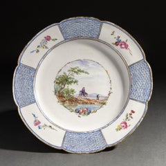 Mennecy, vers 1760 - très rare assiette de table en porcelaine tendre - Louis XV