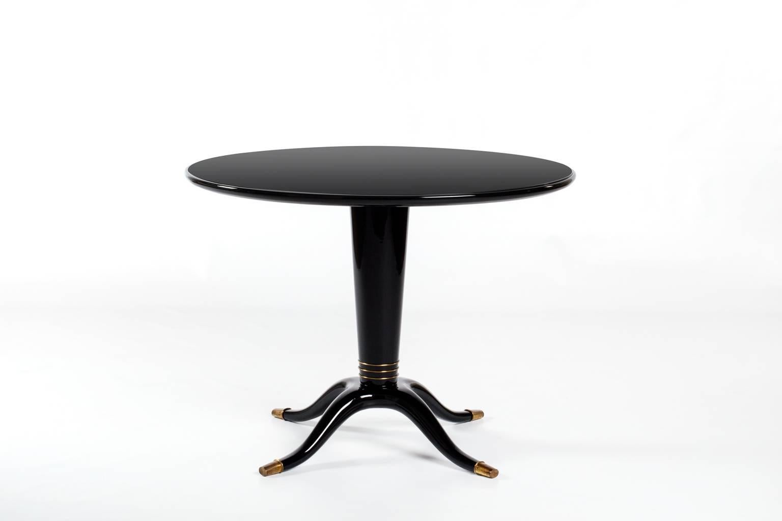 Stunning round pedestal table attributed to Poalo Buffa, Italy, 1950s. Beautiful organic ‘Octopus’ shaped base, really shows the excellent craftsmanship. Finished in a high gloss black lacquer with black mirrored glass on top. Completed with subtle