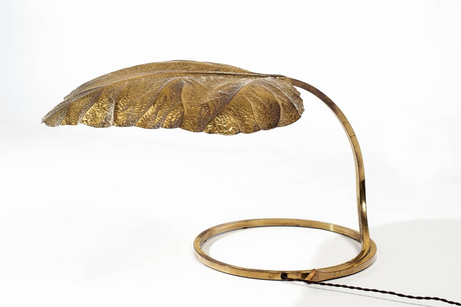 Huge Rhubarb leaf table lamp by Tomasso Barbi, Italy, 1960s. Beautiful Sensual and Elegant forms out of hammered brass. All handmade by the best Italian craftsmen. Provides a nice warm light due to the hammered brass surface. In excellent condition